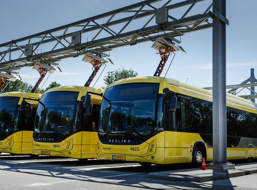 Elektrische bussen worden opgeladen