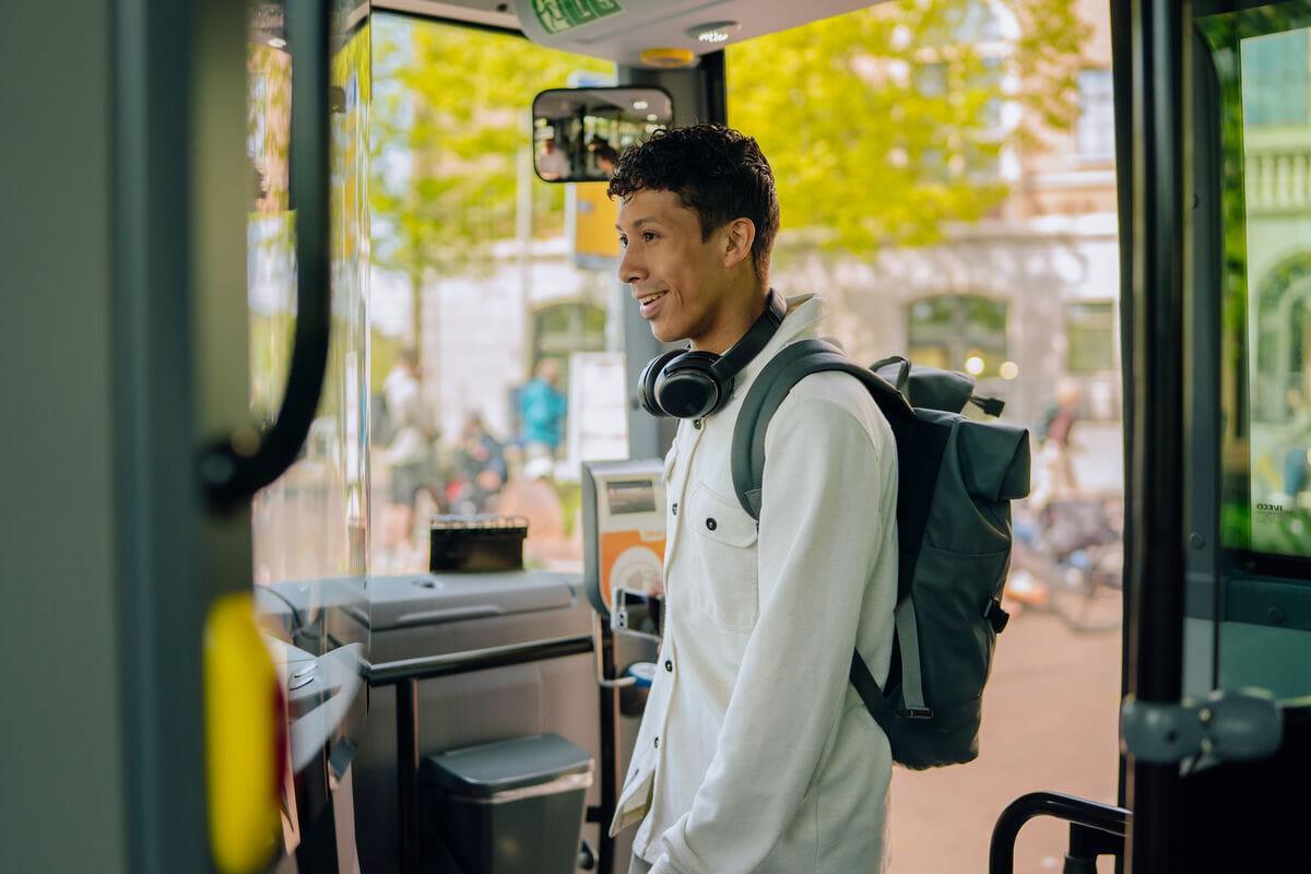 Reiziger met rugzak checkt in de bus